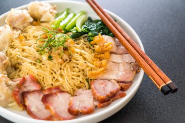 Yumurta noodle kırmızı kızarmış domuz, gevrek domuz eti, köfte ve çorba ile 