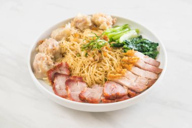 Yumurta noodle kırmızı kızarmış domuz, gevrek domuz eti, köfte ve çorba ile 