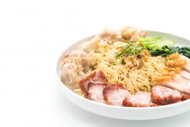 Yumurta noodle kırmızı kızarmış domuz, gevrek domuz eti ve köfte ile