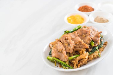 soya sosu ve domuz kızarmış noodle 