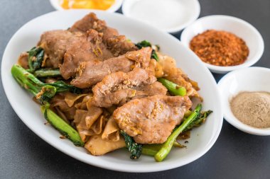 soya sosu ve domuz kızarmış noodle 