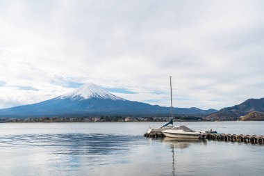 Japonya 'daki Kawaguchiko Gölü' nde Fuji Dağı..