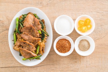 soya sosu ve domuz kızarmış noodle 