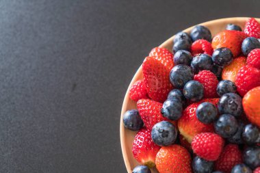 taze yaban mersini, çilek ve rasberry 