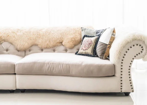 Hermosa almohada en el sofá — Foto de Stock