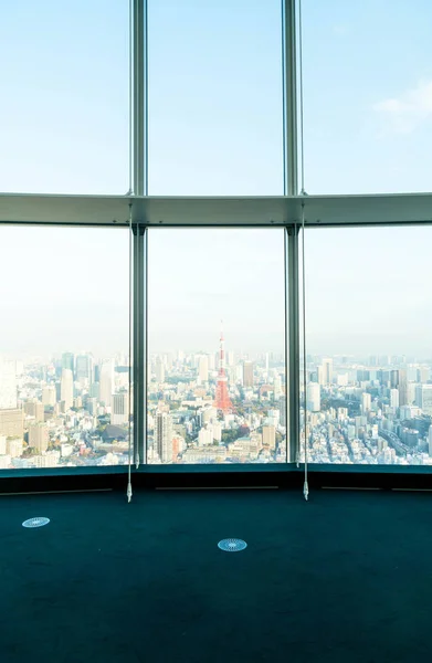 Ventana del edificio con fondo de la Torre de Tokio — Foto de Stock