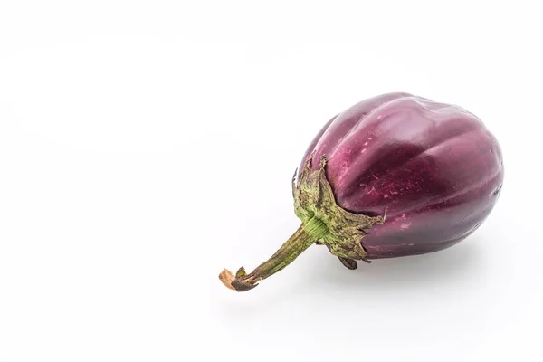 Färska aubergine på vit — Stockfoto