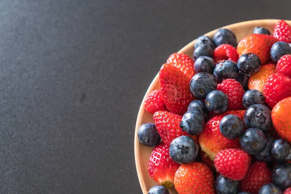 taze yaban mersini, çilek ve rasberry 