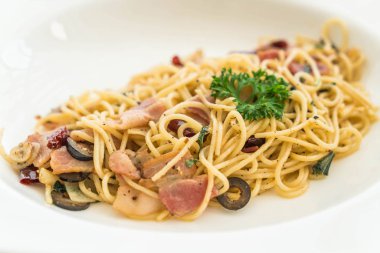 pastırma ve sarımsak ile tavada kızartılmış spagetti 