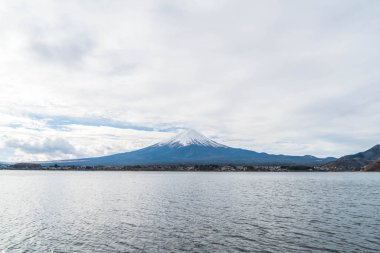 Japonya 'daki Kawaguchiko Gölü' nde Fuji Dağı..
