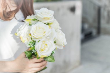 Çiçek buketi holding eller