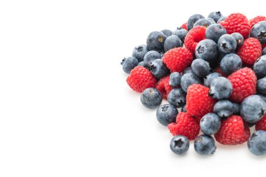 taze yaban mersini ve rasberry beyaz