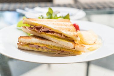 Jambonlu peynirli sandviç