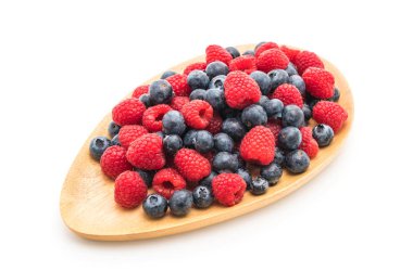 taze yaban mersini ve rasberry beyaz