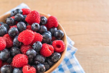 taze yaban mersini ve rasberry 