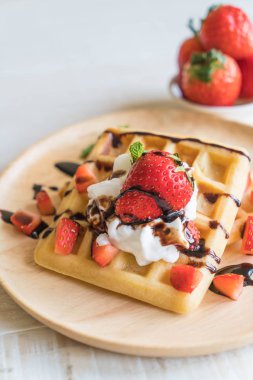ahşap üzerine çilek ile waffle