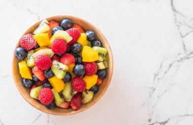 karışık taze meyve (çilek, ahududu, yaban mersini, kivi, mang