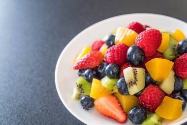 karışık taze meyve (çilek, ahududu, yaban mersini, kivi, mang