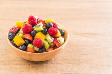 karışık taze meyve (çilek, ahududu, yaban mersini, kivi, mang