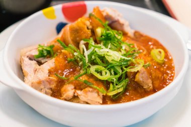 Stired piliç kimchi sos ile