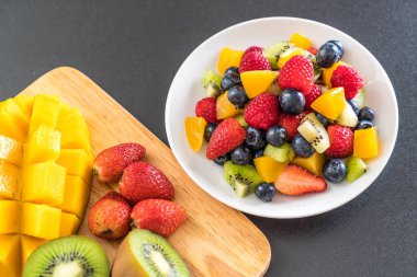 karışık taze meyve (çilek, ahududu, yaban mersini, kivi, mang