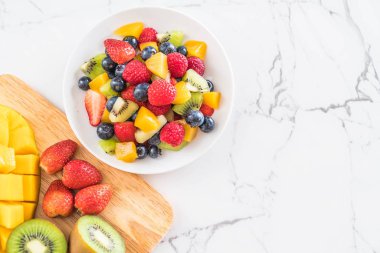 karışık taze meyve (çilek, ahududu, yaban mersini, kivi, mang