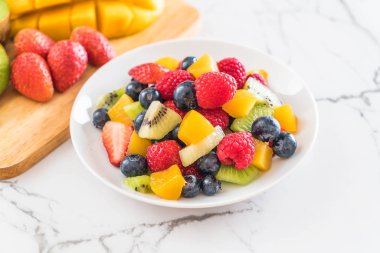 karışık taze meyve (çilek, ahududu, yaban mersini, kivi, mang