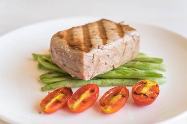 Tuna biftek salatası ile