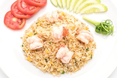 Kızarmış pirinç ve karides.