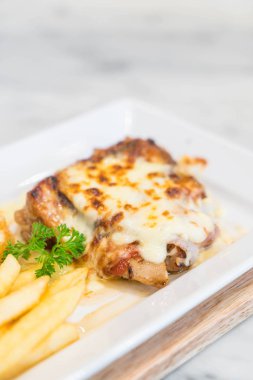 tavuk ve domuz eti biftek