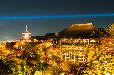 Sonbahar gece ışık saçtığını Kiyomizu-dera Tapınağı ve büyük vera