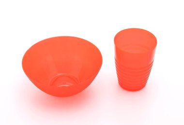 kırmızı plastik kase ve cam