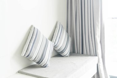 Oturma odasında kanepe dekorasyon güzel yastık 