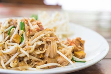 Karides veya karides Keçe Tay ile tavada kızartılmış erişte 