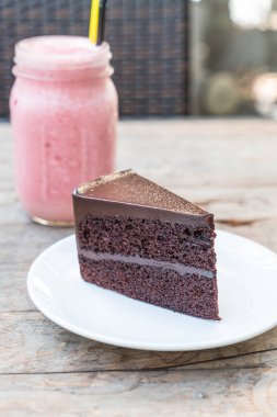 Çikolatalı pasta plaka üzerinde