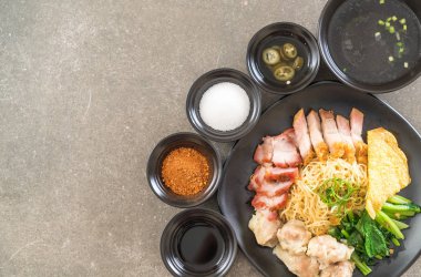 Yumurta noodle kırmızı kızarmış domuz, gevrek domuz eti, köfte ve çorba ile 