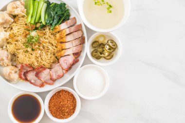 Yumurta noodle kırmızı kızarmış domuz, gevrek domuz eti, köfte ve çorba ile 