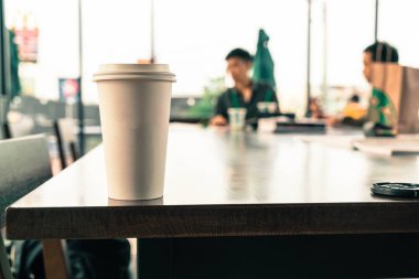 Kahve dükkanında kahve fincanı.