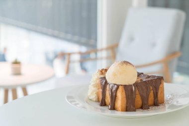 Bal tost vanilyalı dondurma ve çikolata ile