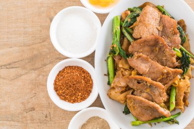 soya sosu ve domuz kızarmış noodle 