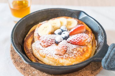 taze çilek yaban mersini ve muz ile gözleme 