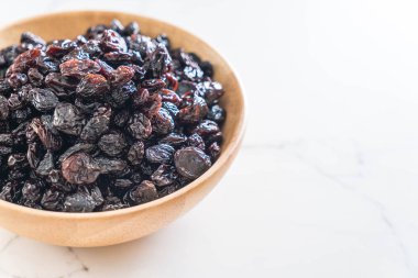 kabın içinde siyah kuru üzüm