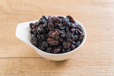 kabın içinde siyah kuru üzüm