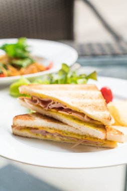 Jambonlu peynirli sandviç