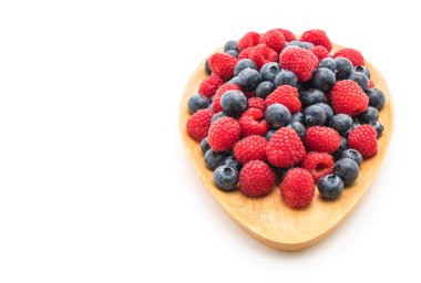 taze yaban mersini ve rasberry beyaz