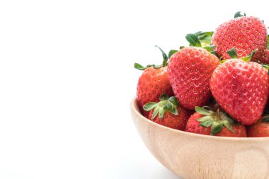 beyaz üzerine taze çilek