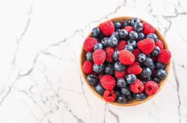 taze yaban mersini ve rasberry 