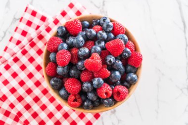 taze yaban mersini ve rasberry 