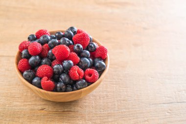 taze yaban mersini ve rasberry 