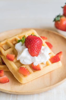 ahşap üzerine çilek ile waffle